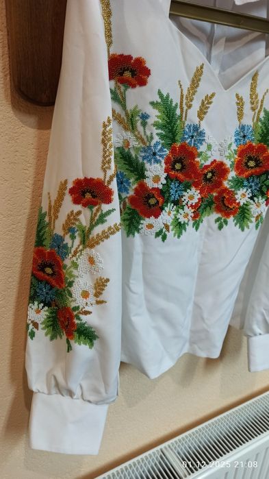 Продам вишиту бісером жіночу сорочку .