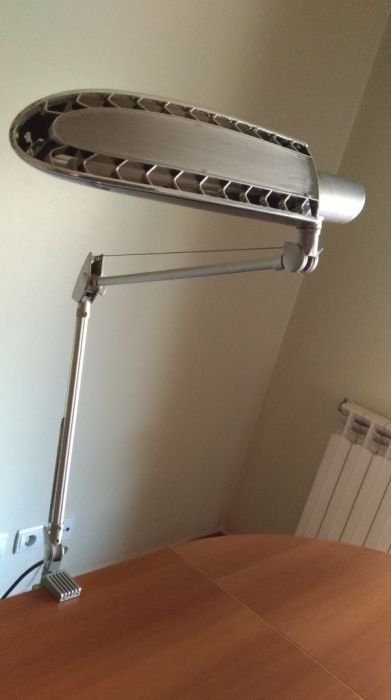Lâmpada de secretaria/estirador.