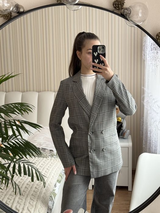 Сірий піджак в клітинку