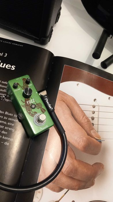 Mikołaj! Gitara typu Fender Stratocaster i wzm. GA 20  Watt