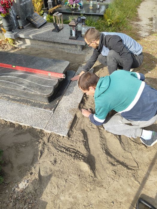 Naprawa pomników, podnoszenie pomników, obróbka pomników.