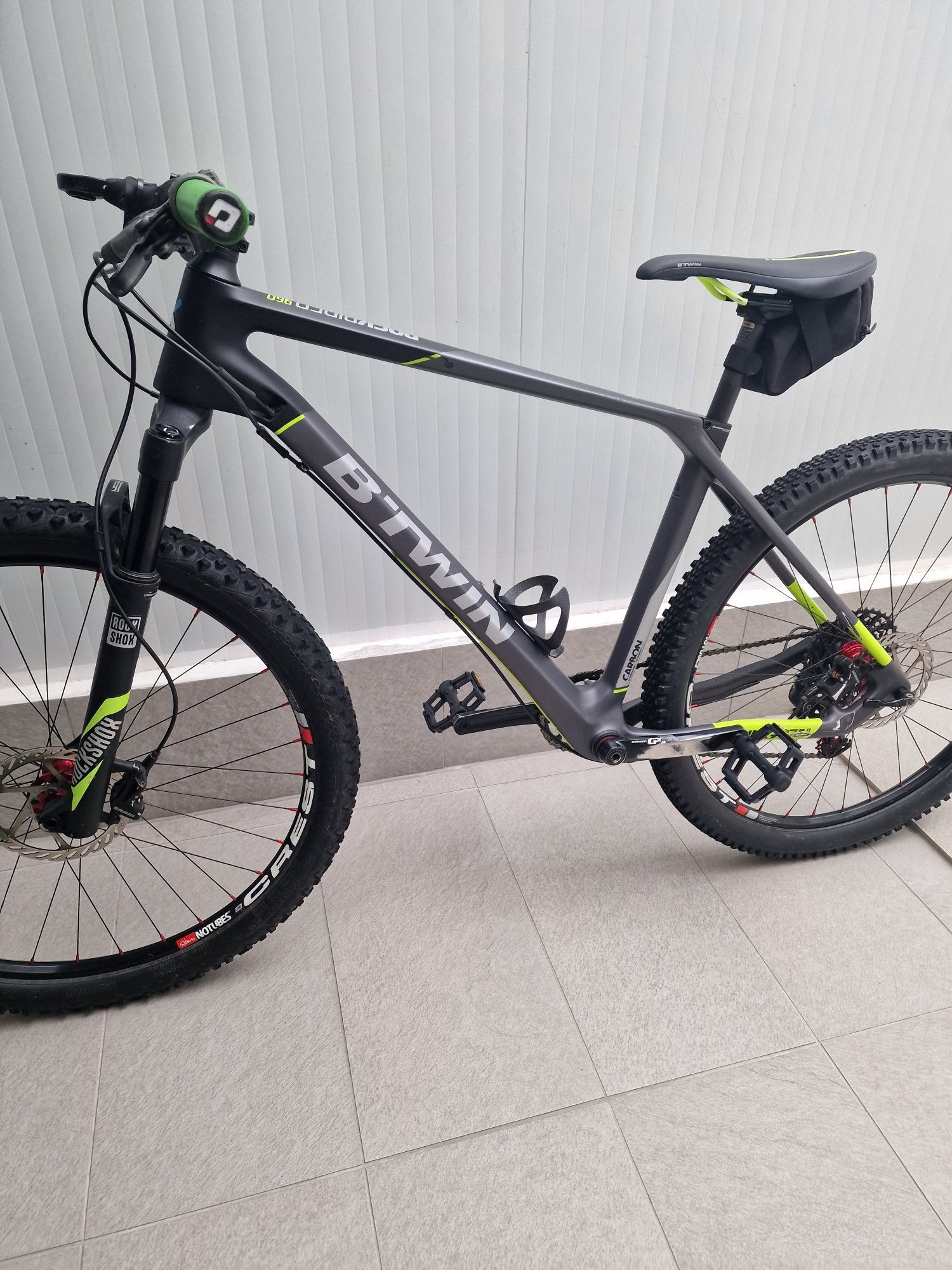 Bicicleta btt em carbono