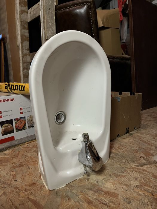 Biały bidet z kranem po remoncie