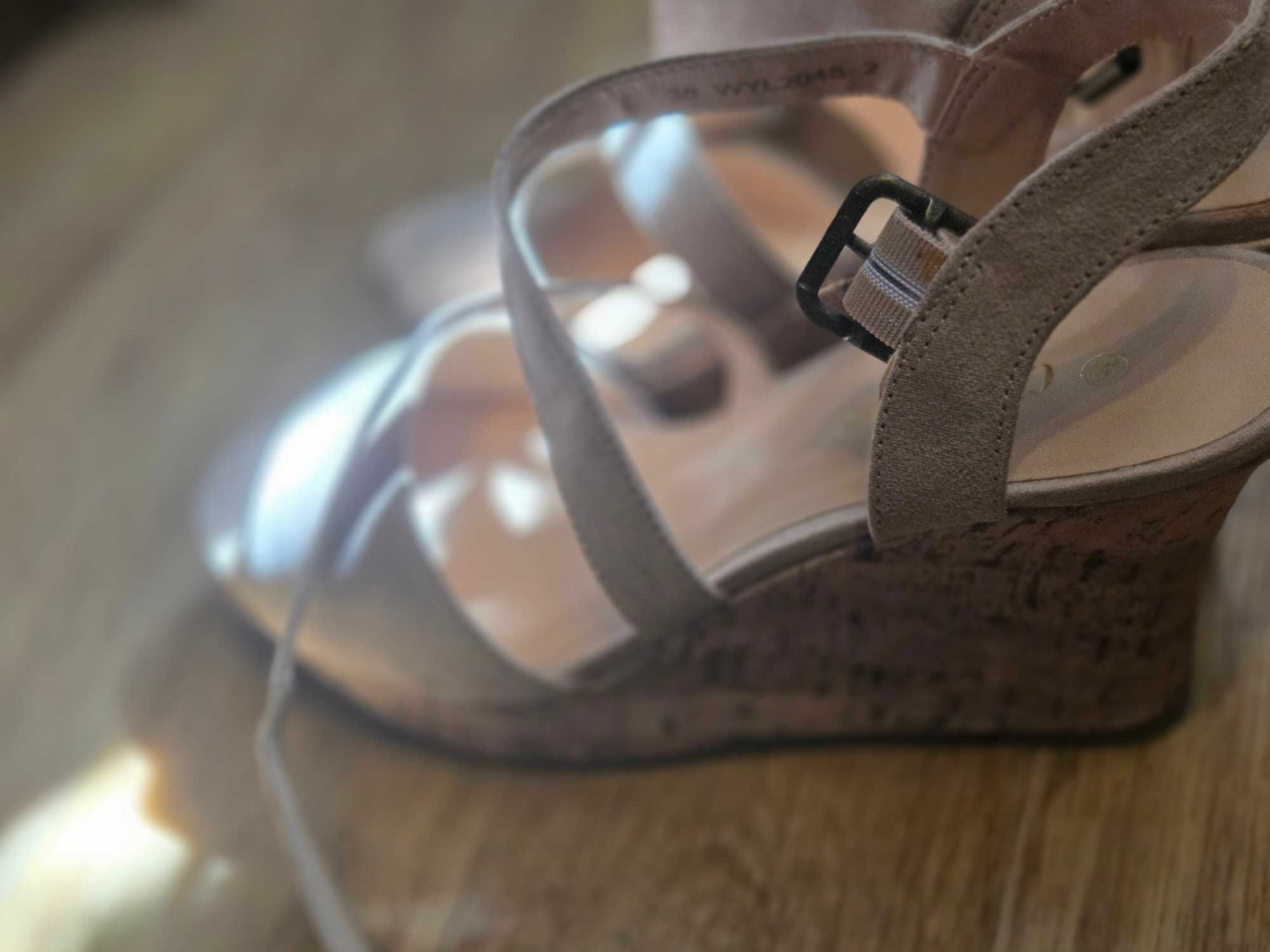 Beżowe sandały na koturnie Clara Barson nr 38