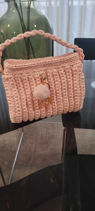 Mala de crochê feita a mão