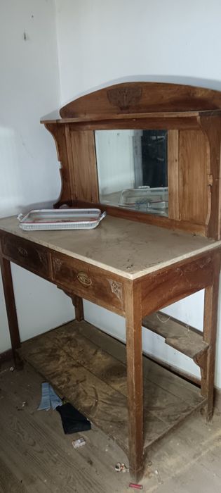 Vários moveis antigos