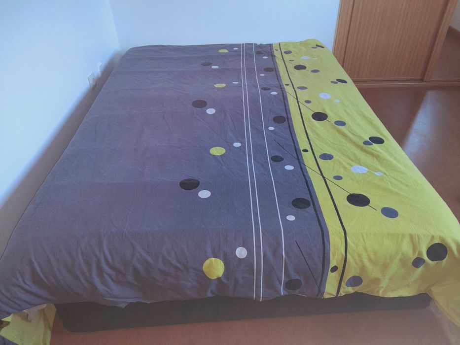Sofá  cama com espaço para  arrumação
