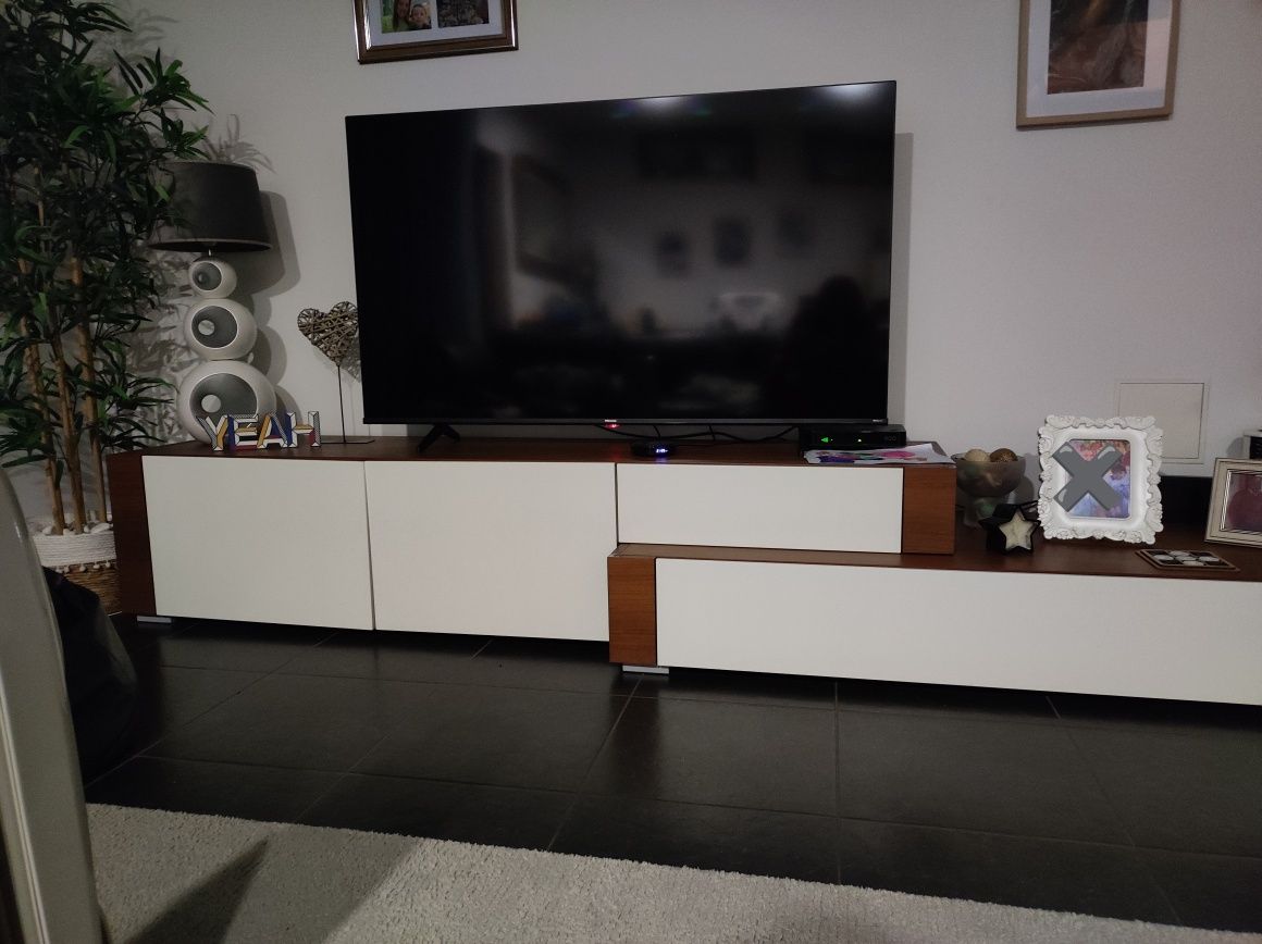 Móvel de sala em madeira maciça
