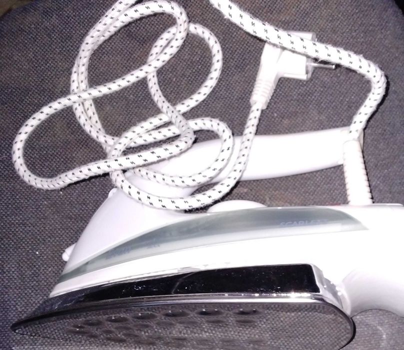 Утюг фирмы Scarlett