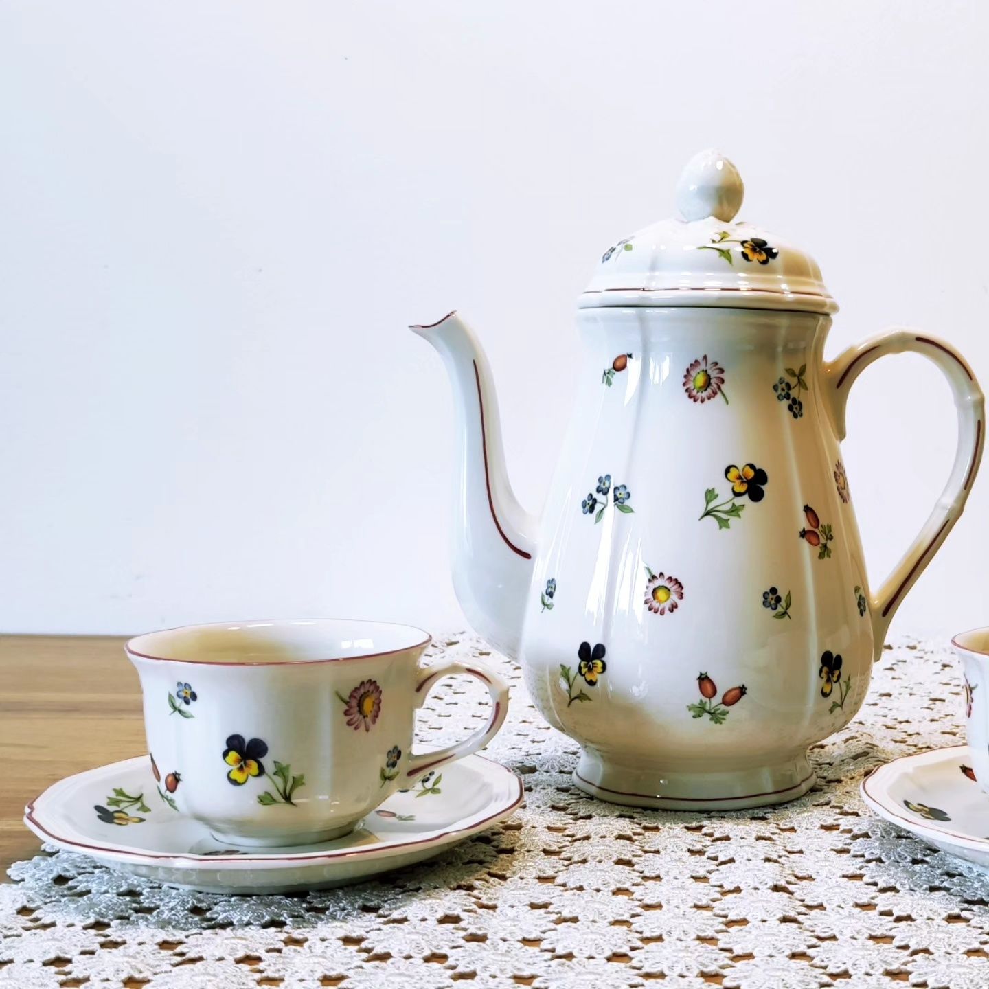 Dzbanek i filiżanki Villeroy & Boch Petite Fleur