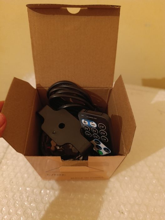 Dynamiczna Mini Lampa Dyskotekowa LED RGB z Pilotem - Idealna na Impre