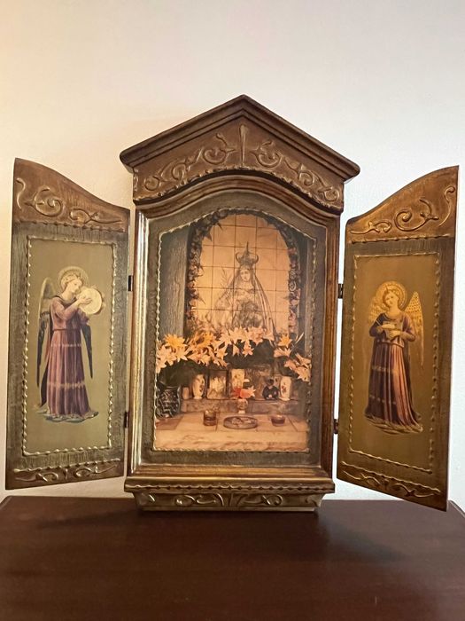 Oratório em madeira pintado à mão