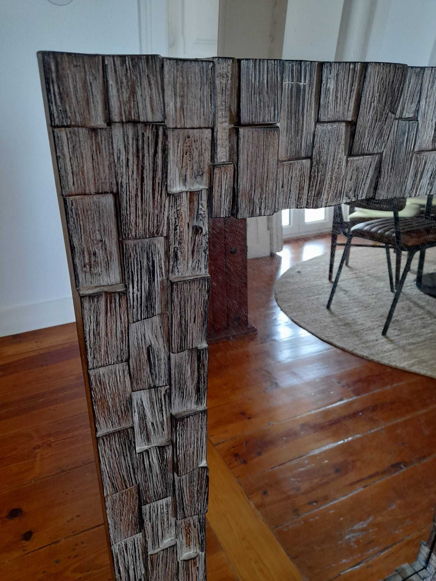 Espelho com moldura em madeira maciça