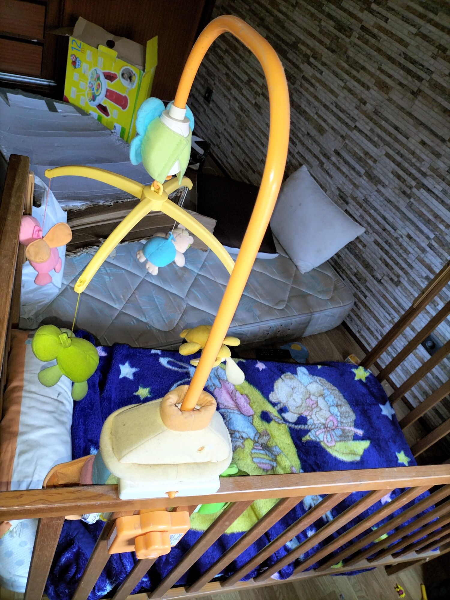 Cama bebe, brinquedo e roupa se cama