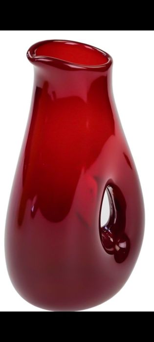Wazon czerwony w kształcie dzbana.