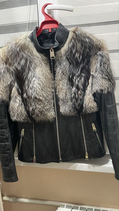 Шкіряна куртка з натуральним хутром.