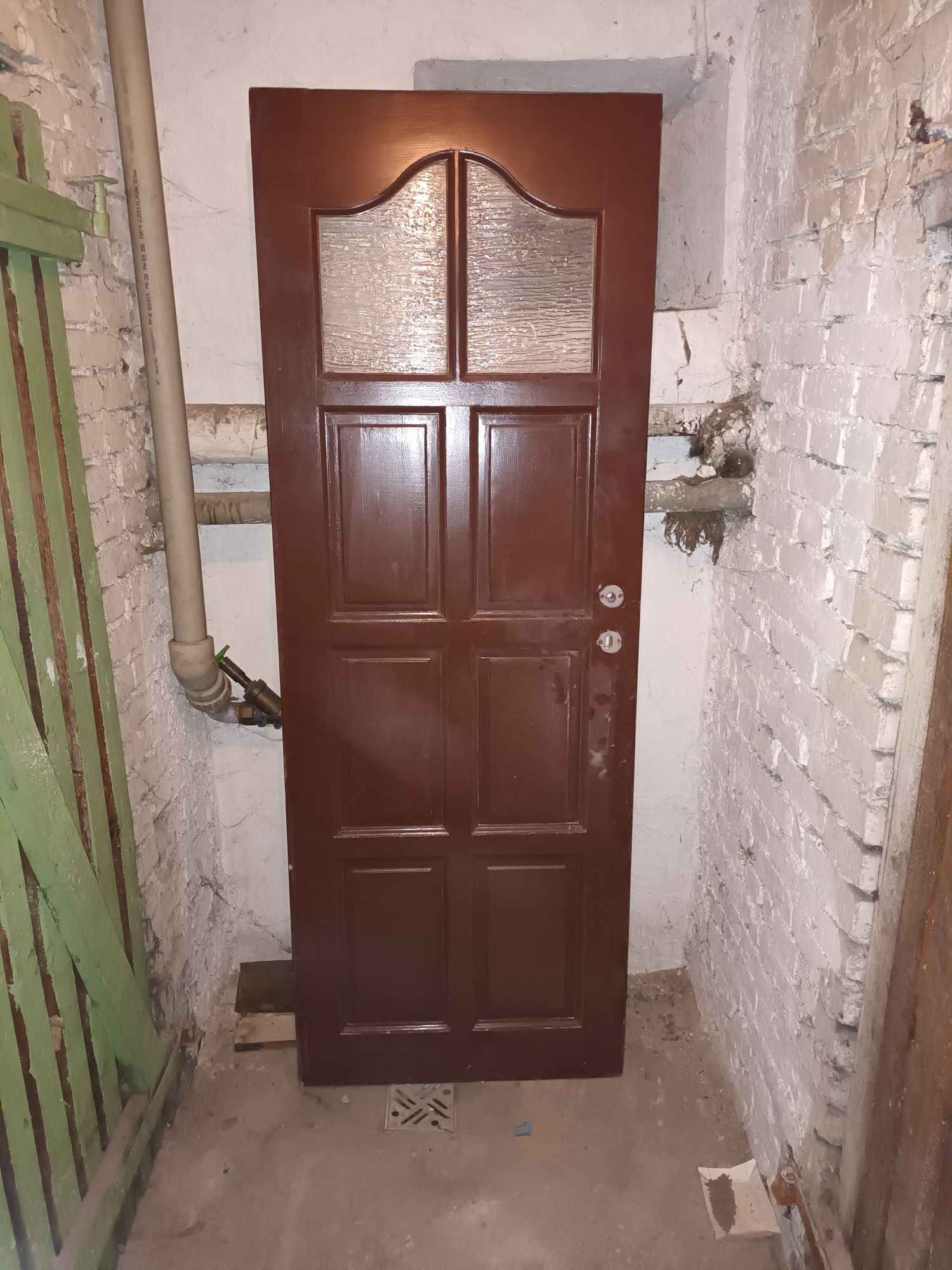 Drewniane drzwi łazienkowe z witryną