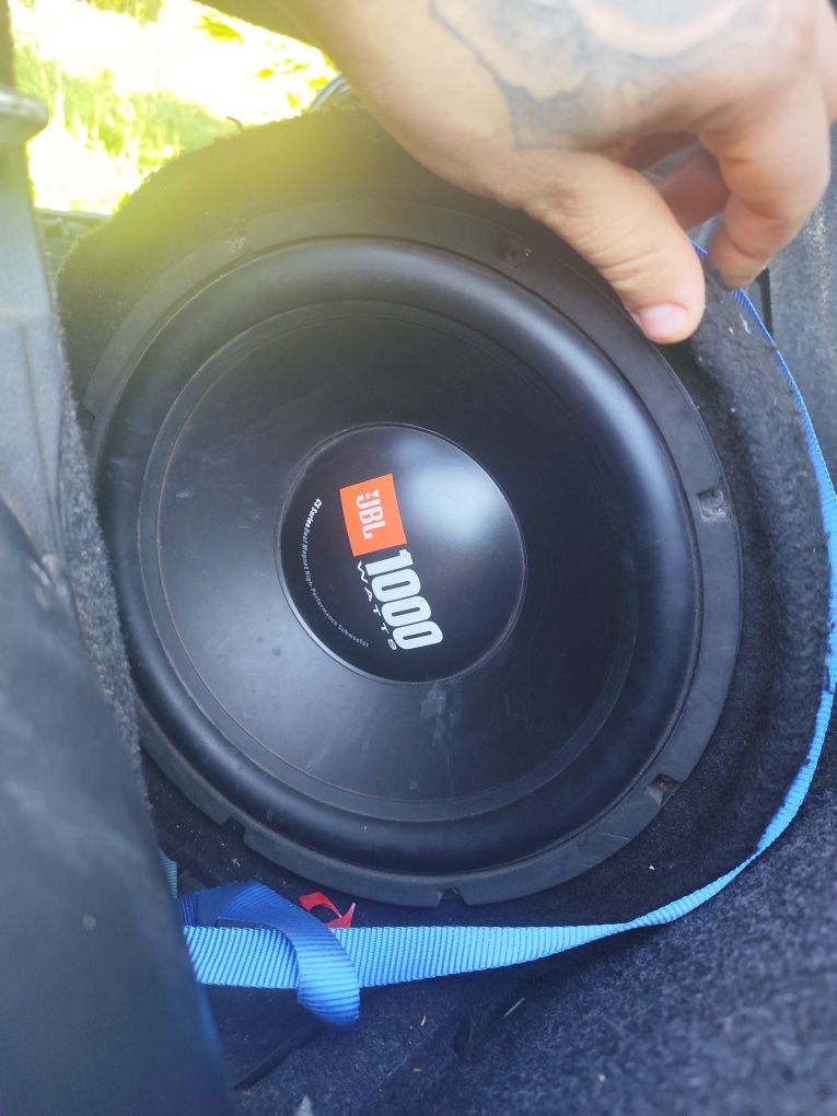 Sprzedam subwoofer marki JBL 1000w + wzmacniacz