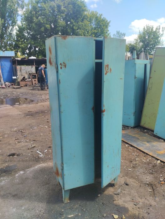 Металеві шафки для одягу