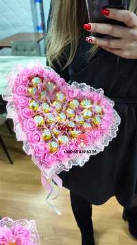 Ніжно рожевий букет з цукерок у формі серця на день закоханих