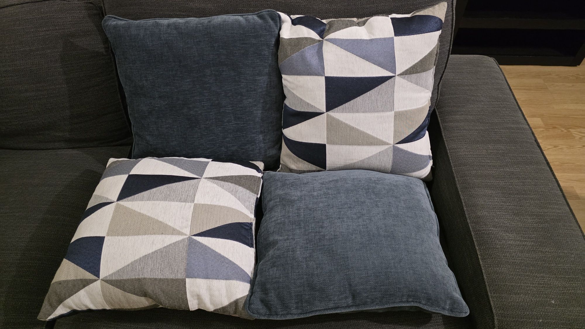 Sofá robusto e confortável, chaise-longue IKEA
