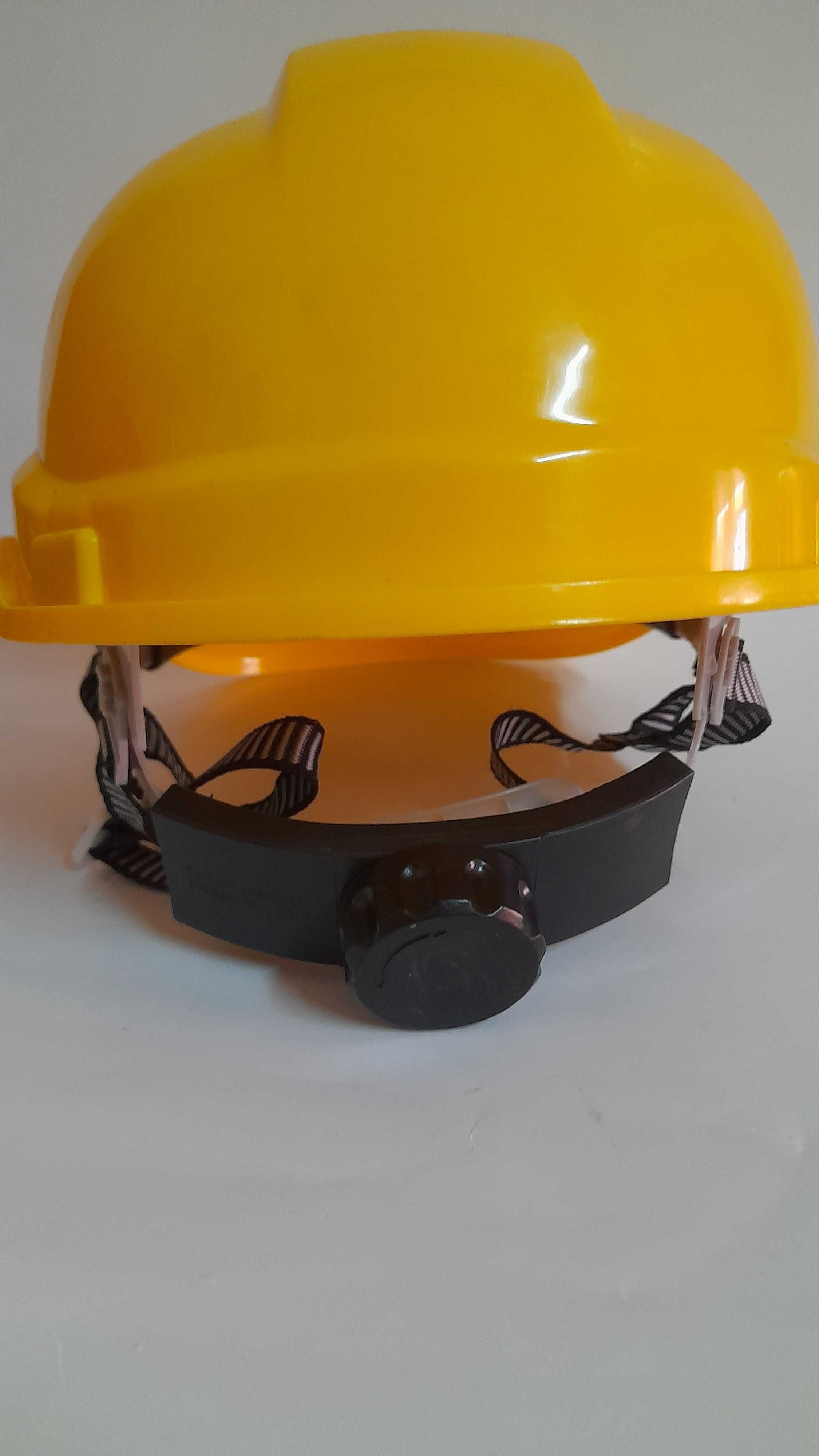 Kask budowlany,słuchawki ochronne i rękawice.