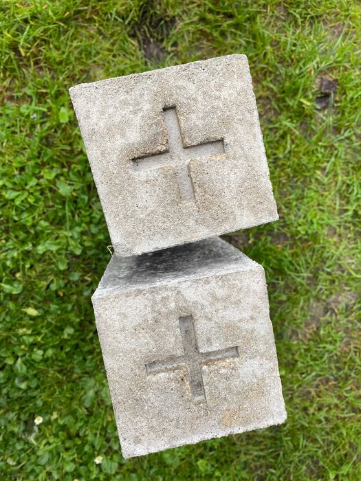 słupek geodezyjny/granicznik/Kamienie graniczne, zawibrowane.