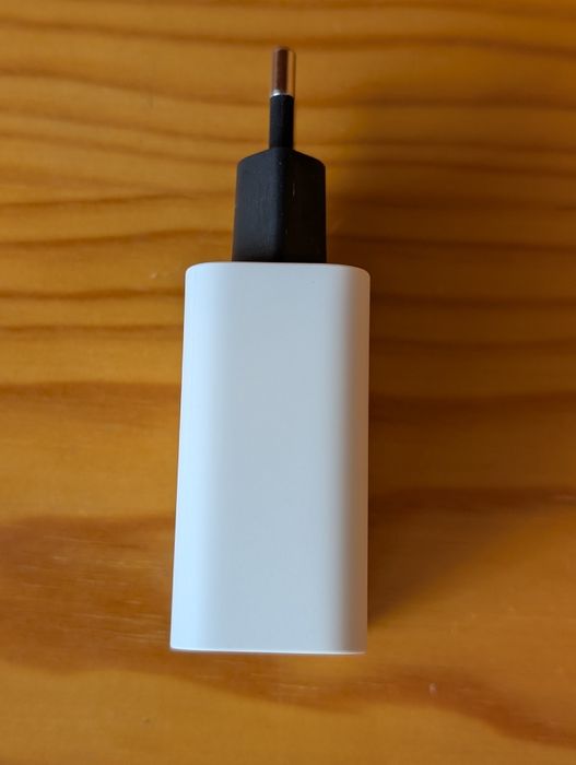 Carregador Google Pixel com cabo.