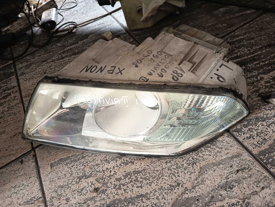 Skoda Octavia II 2 lampa przednia lewa XENON FV transport/dostawa