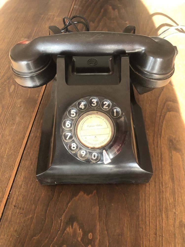 Telefone antigo em bom estado