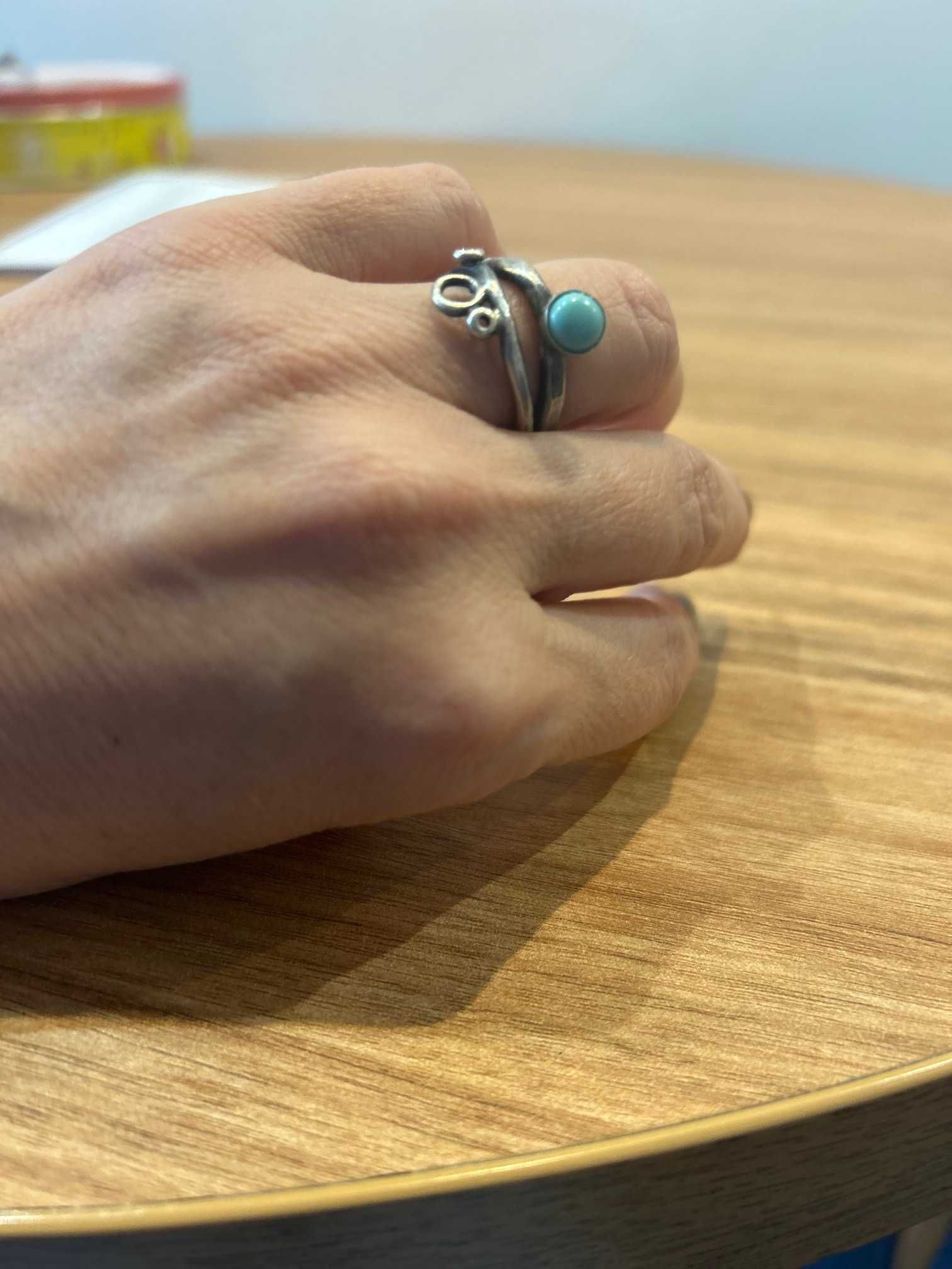 Srebrny pierścionek z niebieskim oczkiem