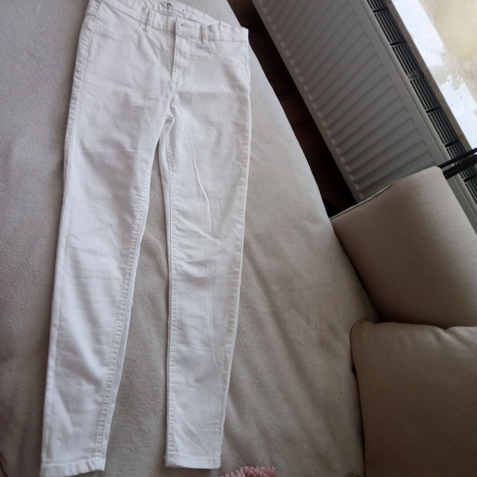 Białe spodnie skinny Sinsay rozmiar 40