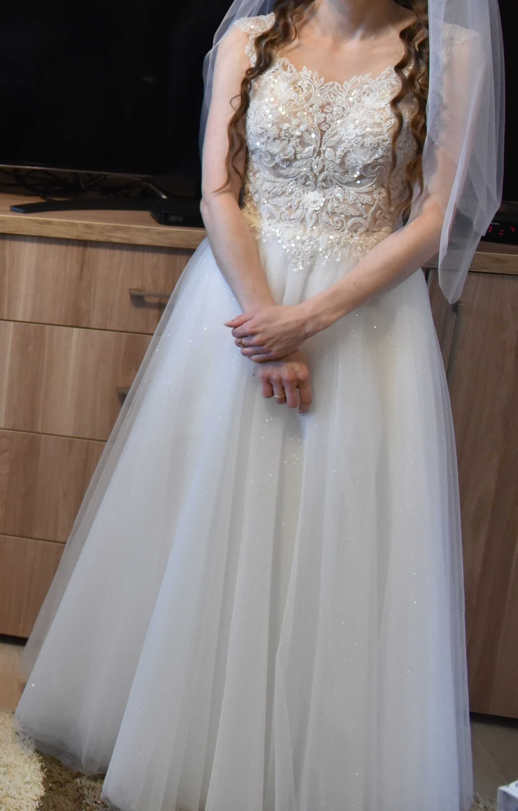 Suknia ślubna z brokatowym tiulem