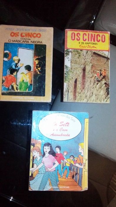 3 livros antigos de Enid Blyton: 2 livros OS CINCO e 1 livro OS SETE