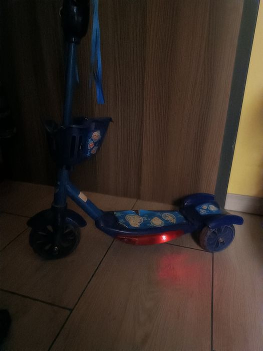 Trójkołowa hulajnoga dla małych dzieci, gra i świeci