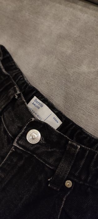 Calças de ganga preta.