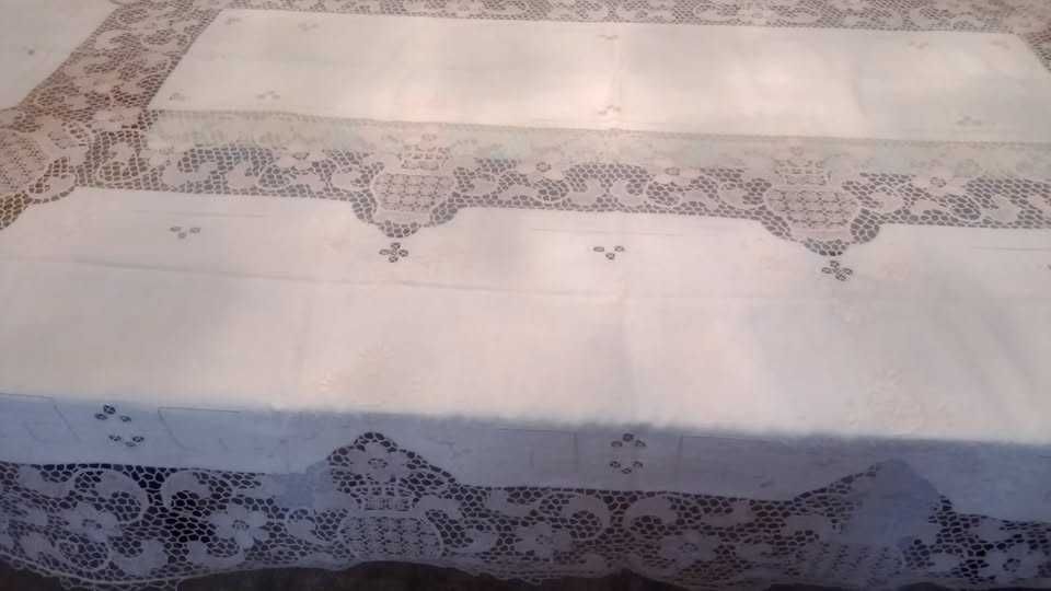 toalha mesa (artigo nacional)  em linho bordado