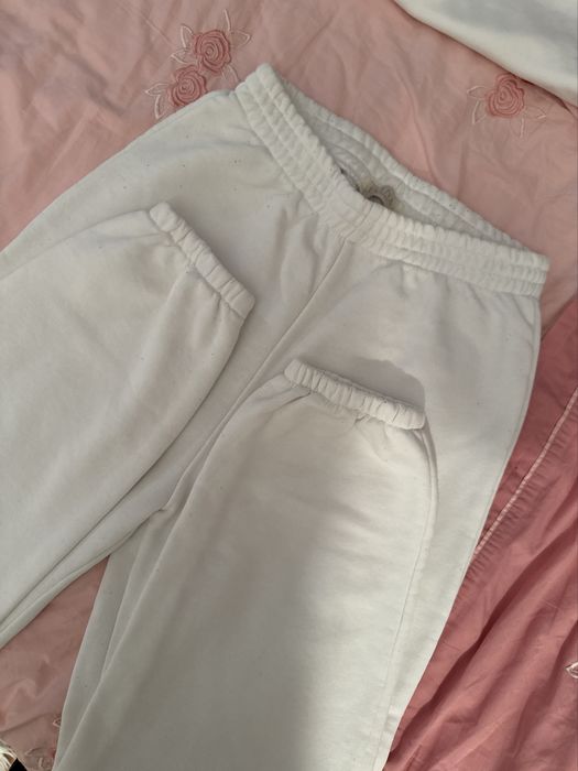 Білий спортивний костюм