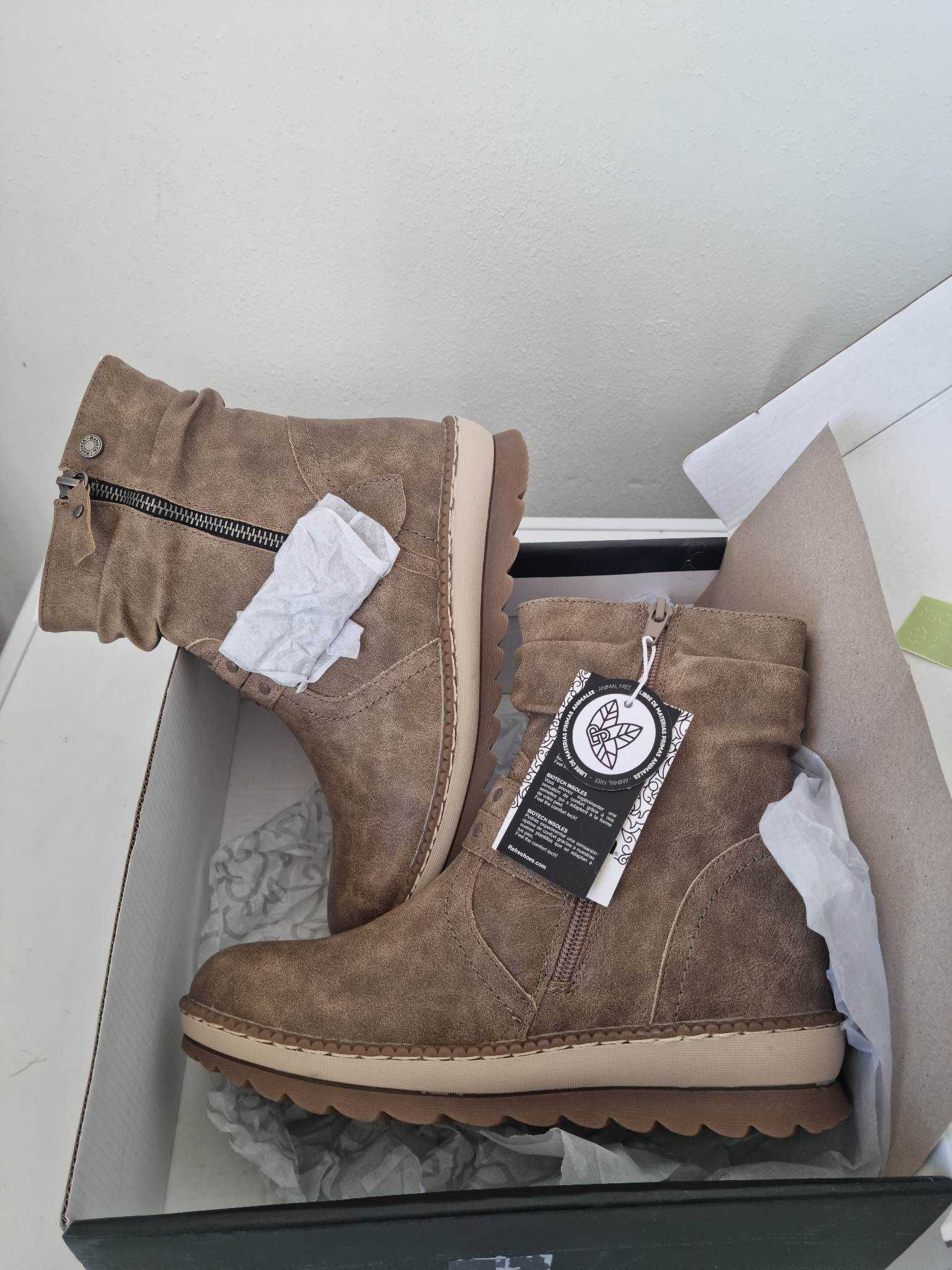 Botas, marca "Refresh Shoes", cor taupe.