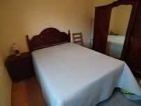 Cama casal (completa) + mesinha + guarda-vestidos