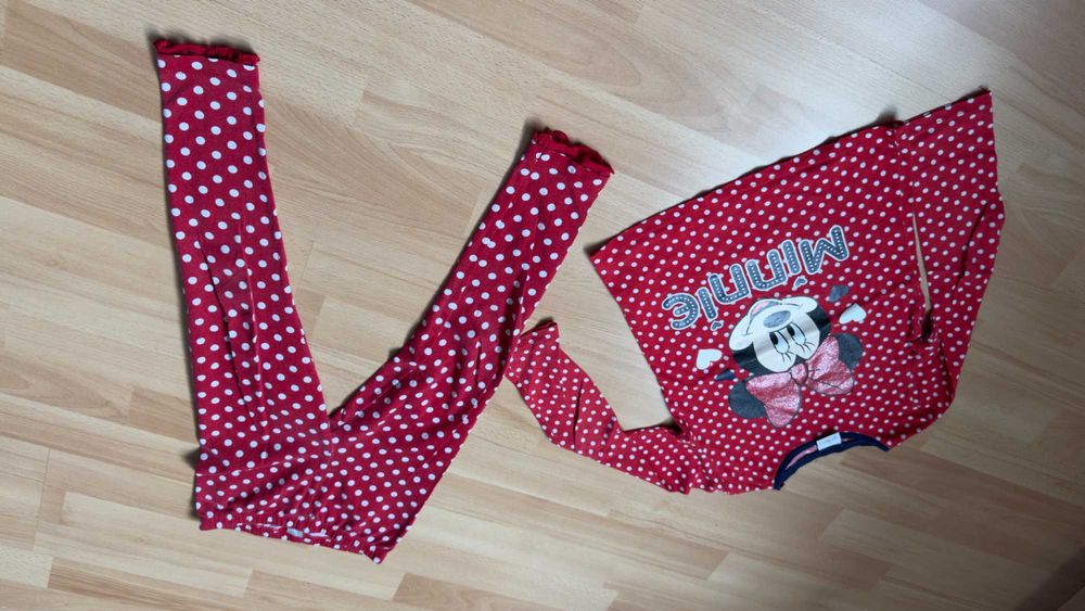 Śliczny czerwony komplet w groszki Myszką Minnie rozmiar 122cm