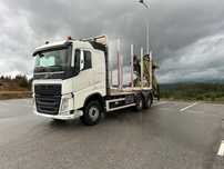 Volvo fh 540 com grua para transporte de madeira