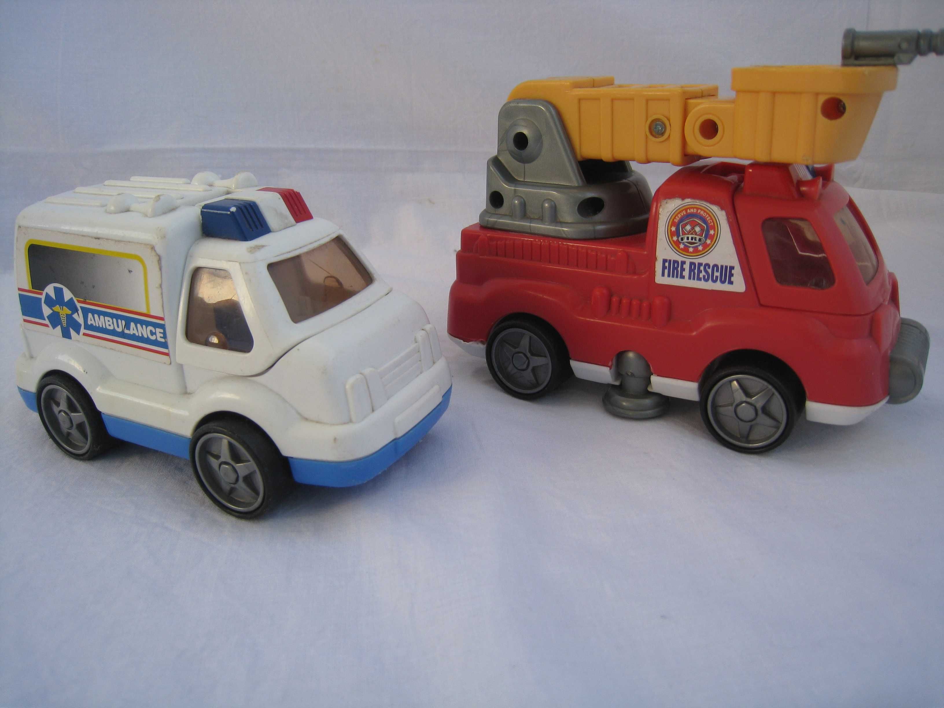 2 Carros de brincar (Ambulância e Bombeiros)