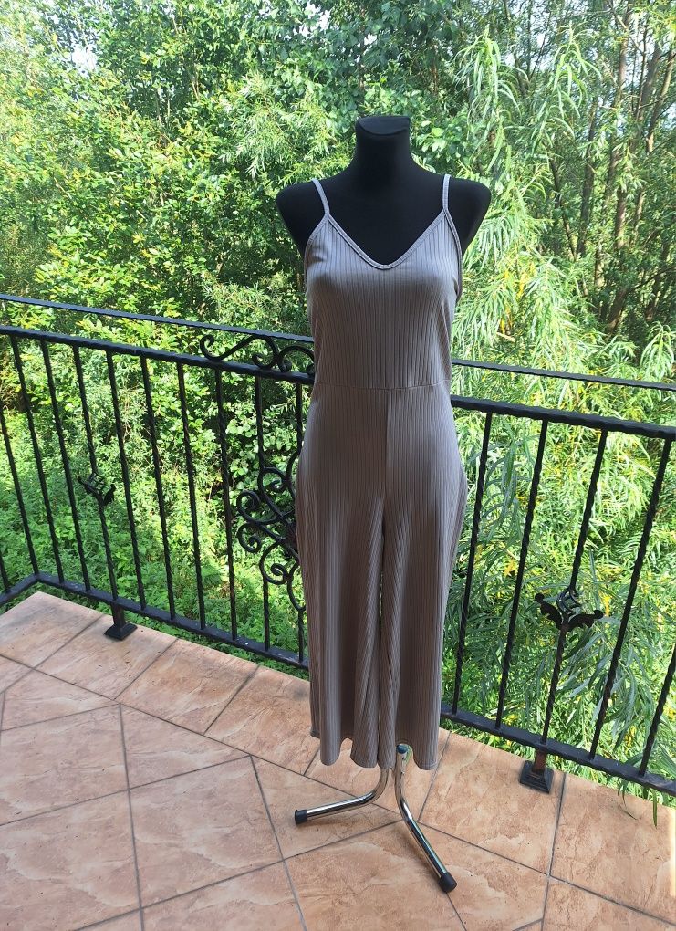 Szary prążkowany kombinezon damski marka PrettyLittleThing rozmiar XL