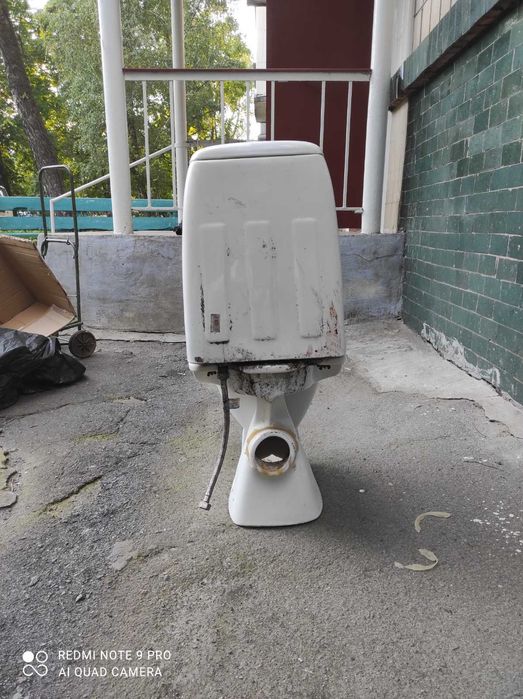 Продам унитаз с бочком в хорошем состоянии