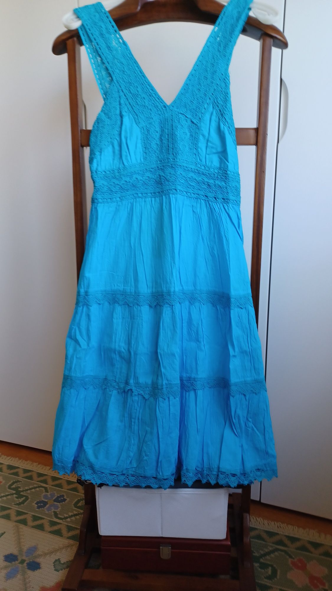 Vestido midi com renda