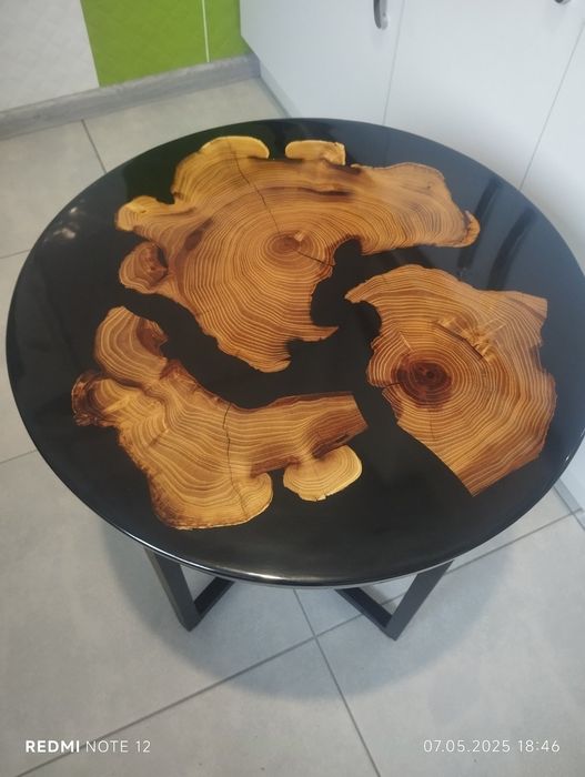Стіл з дерева акації і епоксидної смоли
