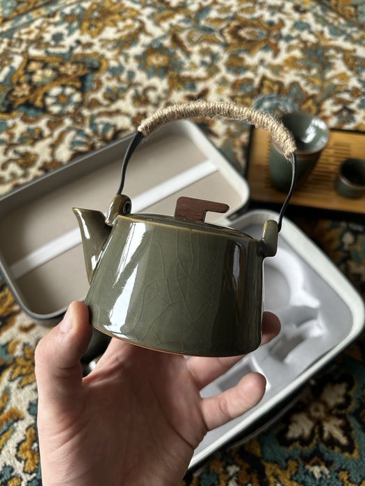 Зелений набір для чайної церемонії у прямокутному кейсі