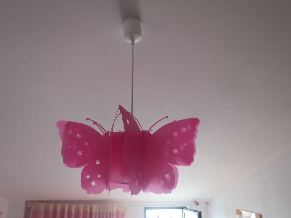 Candeeiro de quarto de criança com borboletas