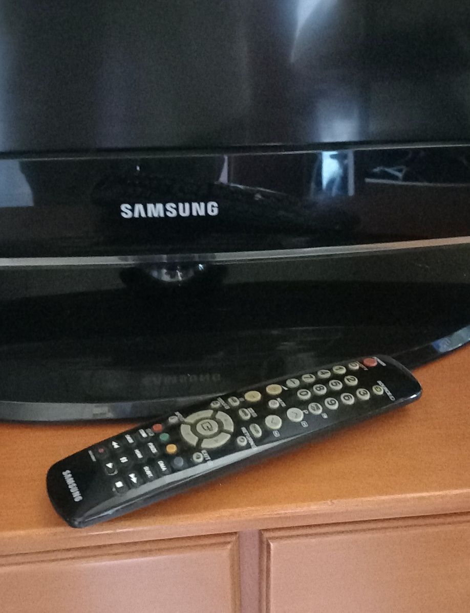 TV Samsung 32" HD (80cm) – com comando e suporte de mesa